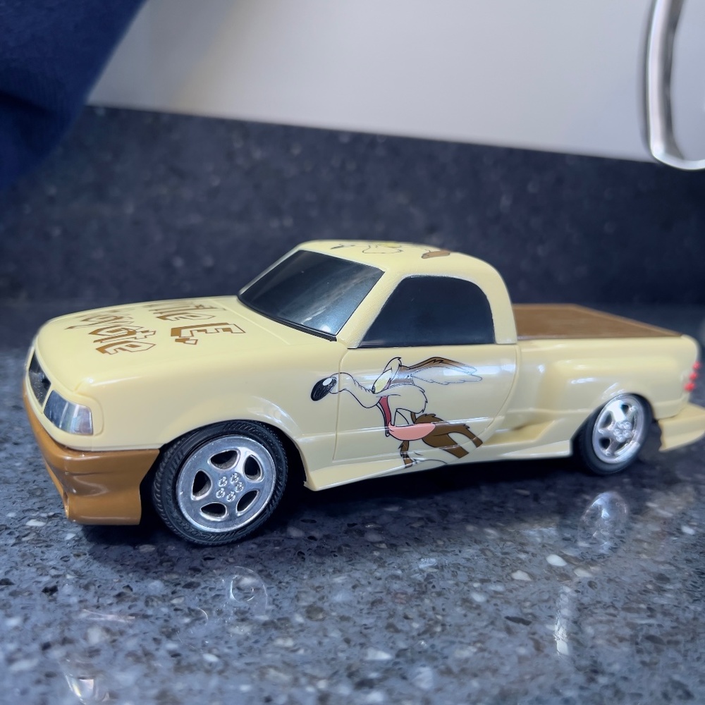 Wile Coyote Snap Kit Truck , Assembled